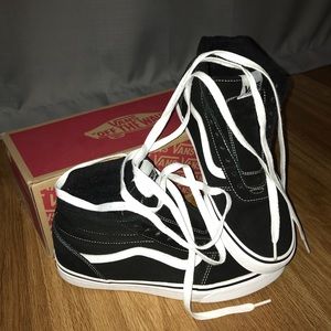 Men’s black and white high top vans!!